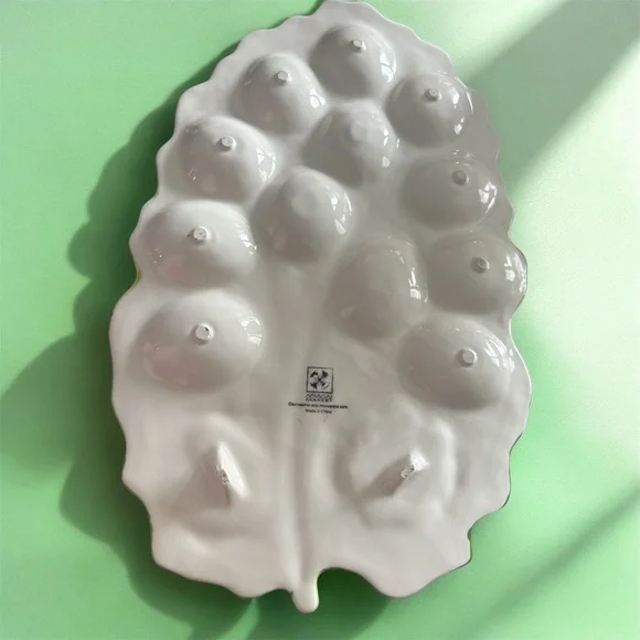 Vintage Cabbage Leaf-Shaped Egg Serving Platter with Bunny Salt & Pepper - Picture 2 of 4